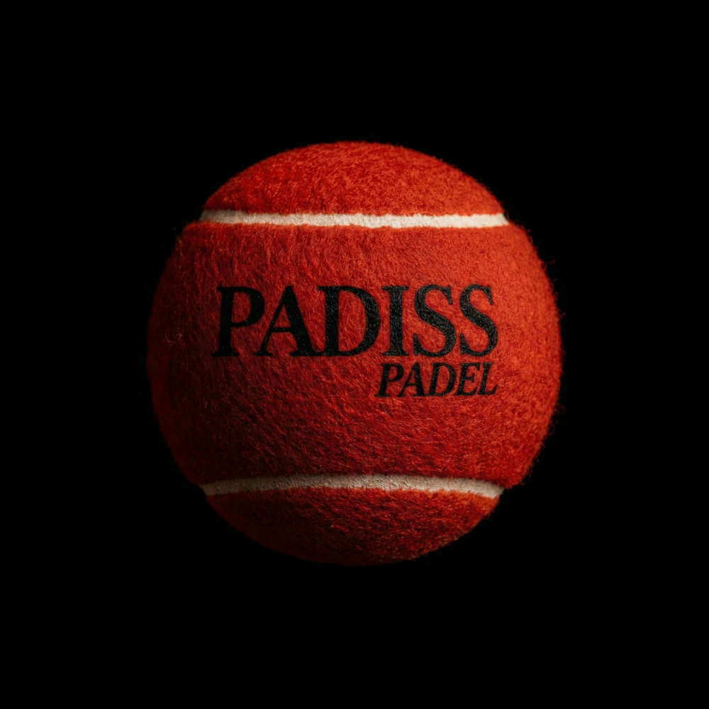 Balle de padel colorée rouge Lava Red puissance et style - PADISS